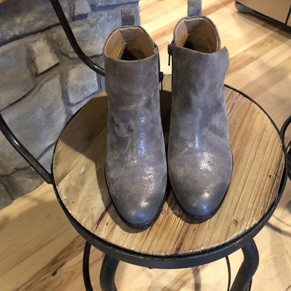 Sofft Ware Smoke Distressed Metallic Suede Chunky Heel, size 6.5 - Picture 2 of 8